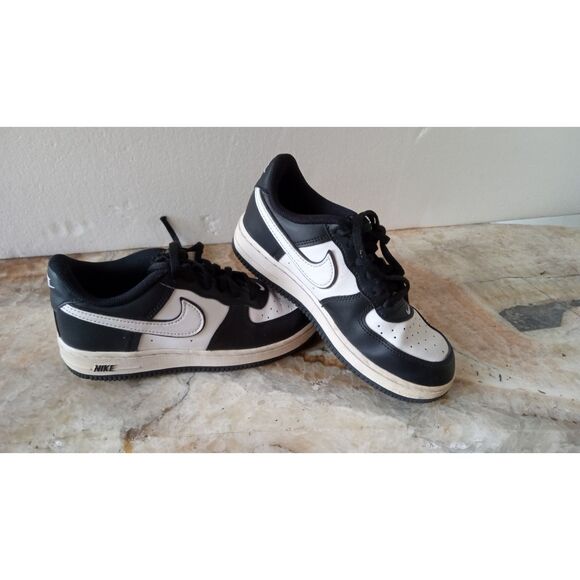 Nike Air Force 1 Low Panda Black White Swoosh boy's size 2.5Y - Picture 1 of 8